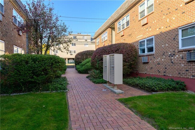 Building Photo - 637 Cove Rd