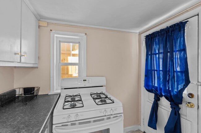 Building Photo - 1628 Bradford Terrace