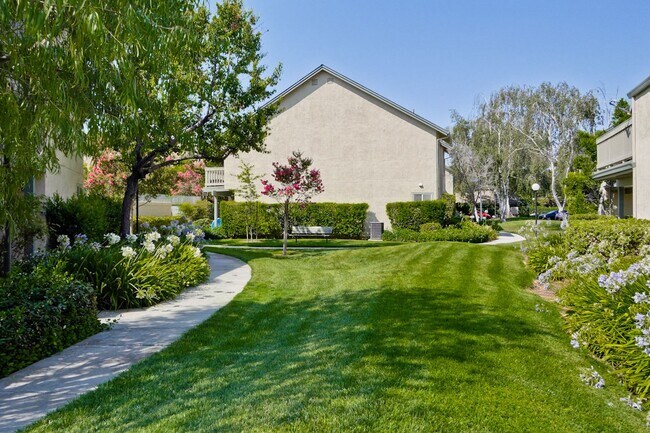 Building Photo - Cute One Bedroom Condo with Central AC and Heat.