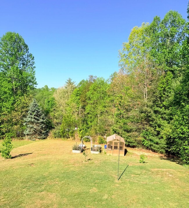Building Photo - Spacious 3 Bed, 3.5 Bath Home - Convenient Mars Hill Location