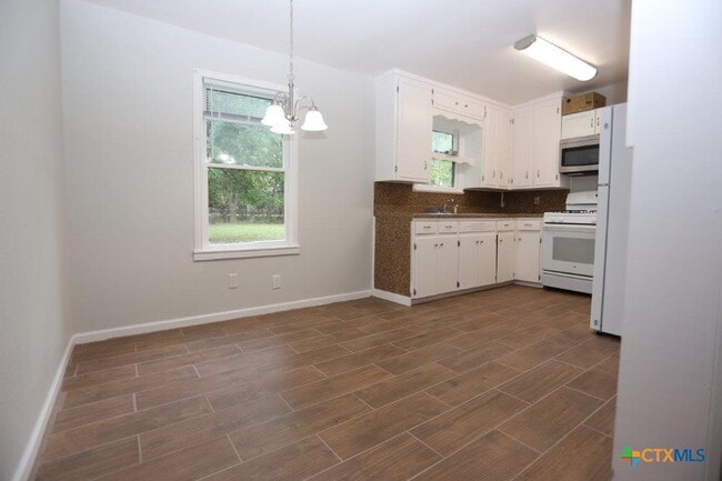 Building Photo - 128 Sherwood St