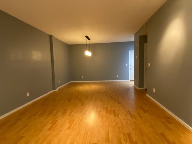 Building Photo - Spacious and turn key ready 2 bedroom apartment close to downtown. 2 parking spots and additional...