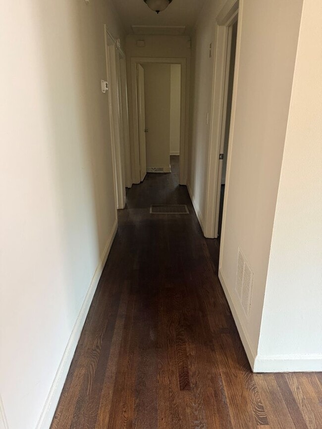 Building Photo - 3 bedroom 1 bathroom house