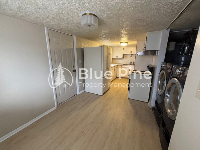 Building Photo - 660 1/2 Park Lane