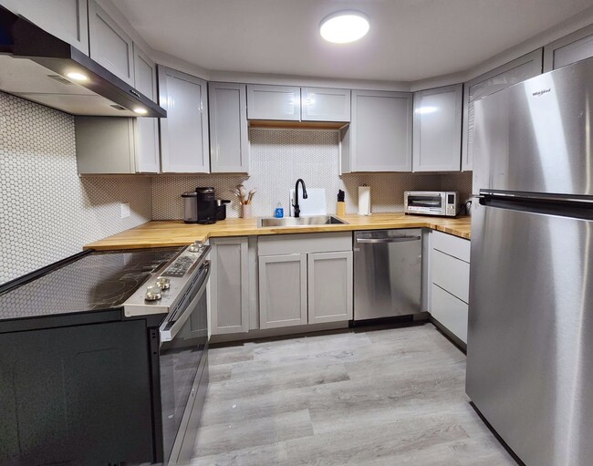 Building Photo - Brownstone charm! 1Bed1bath, first floor brownstone rowhouse condo. Prime location