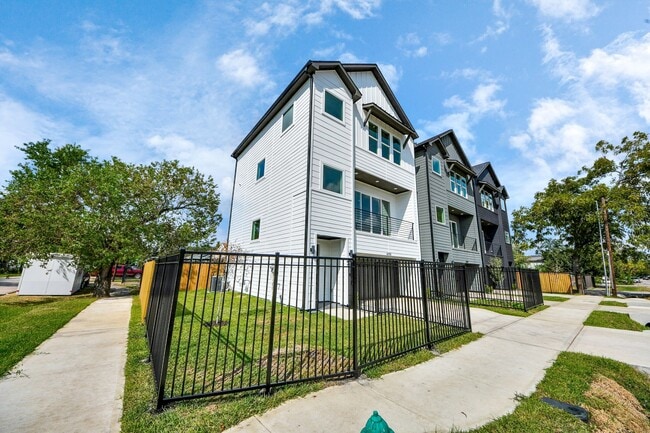 Building Photo - 6951 Foster St