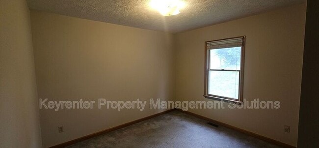 Building Photo - 2 Singing Pines Ln