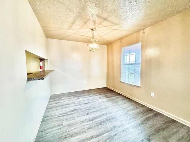 Building Photo - Three Bedroom Apartment with Spacious Dining and Living Area