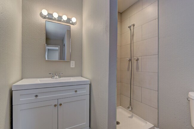 Building Photo - Remodeled and move-in ready located in Southeast Las Vegas.