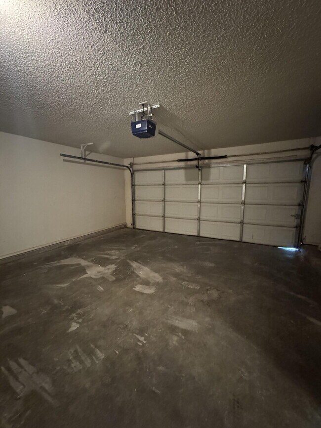 Building Photo - 6118 8th Dr