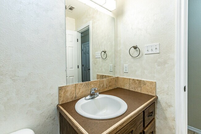 Building Photo - Cute 3 bedroom 2 bath in Frenship School District