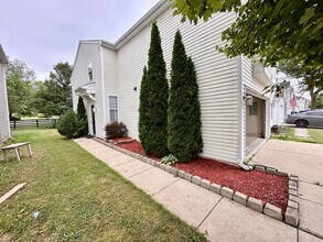 Building Photo - Perry Township 3 bedroom 2.5 bathroom