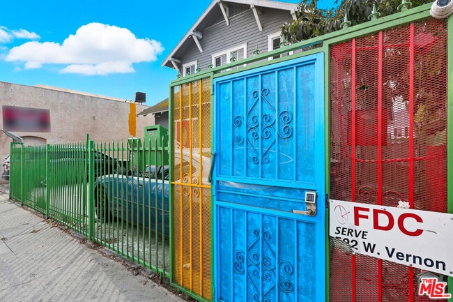 Building Photo - 522 W Vernon Ave