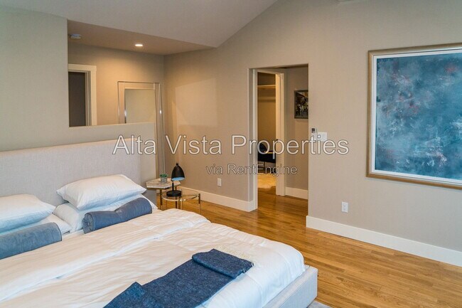 Building Photo - 5606 Dolphin Pl