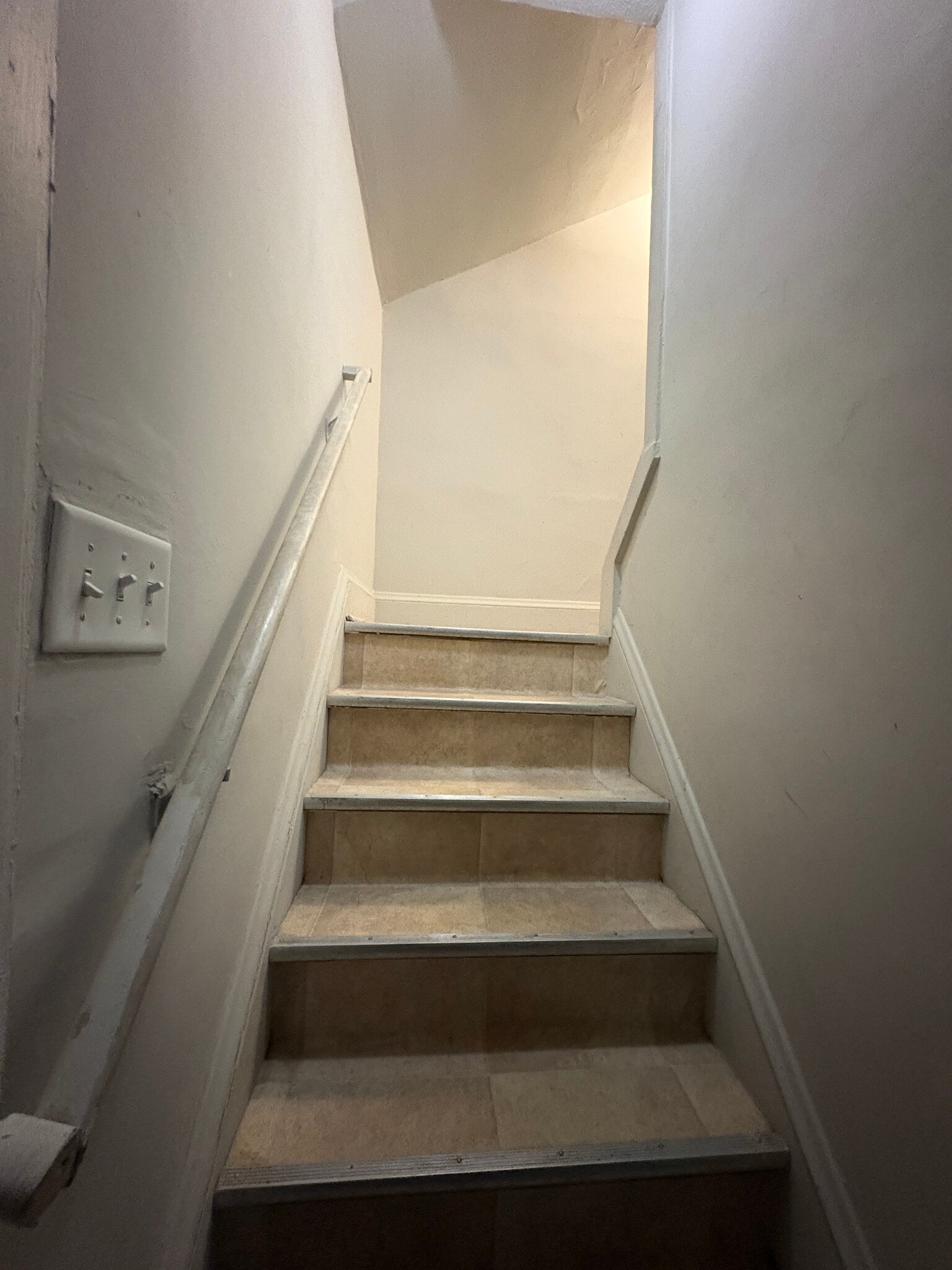 Building Photo - 10012 Robinson Ave