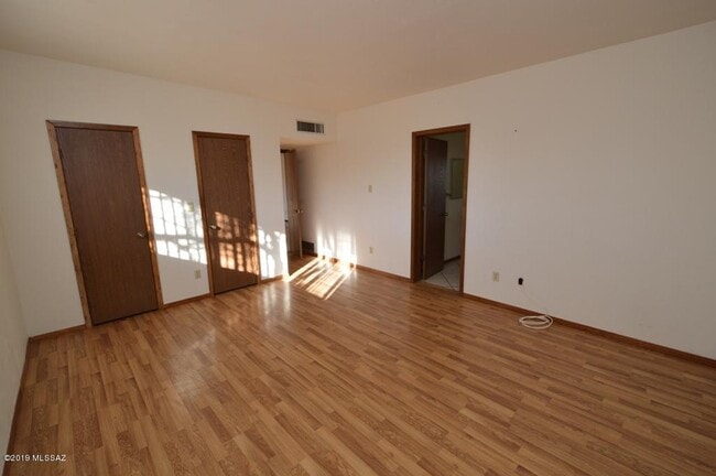 Building Photo - 5050 N Hillcrest Dr