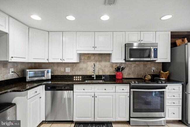 Building Photo - 1410 Chanticleer