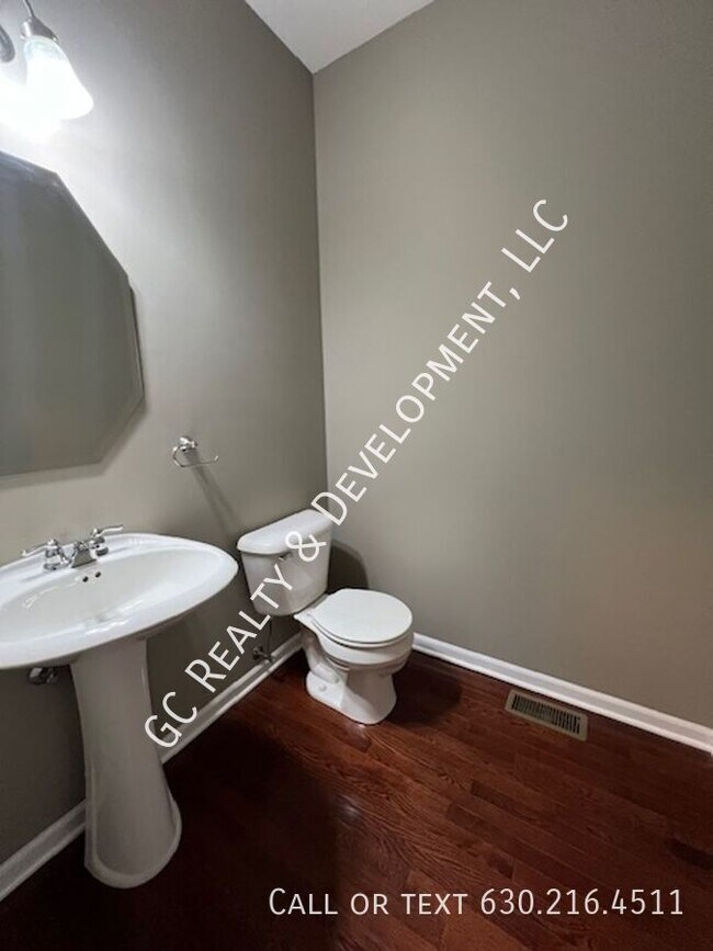 Building Photo - 2522 Dunraven Ave