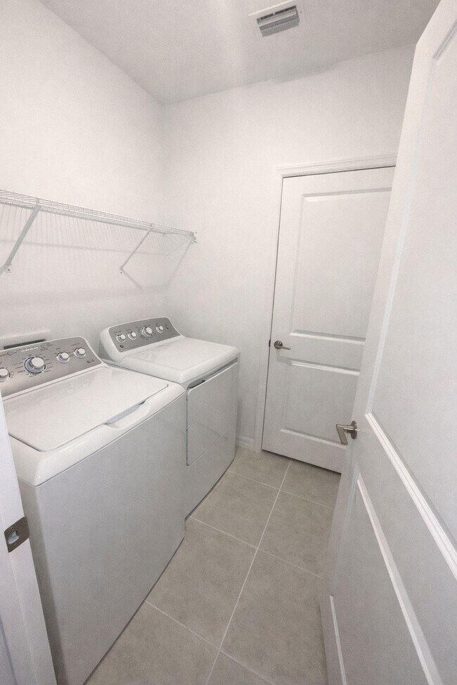 Building Photo - 2099 Babbling Brk Blvd