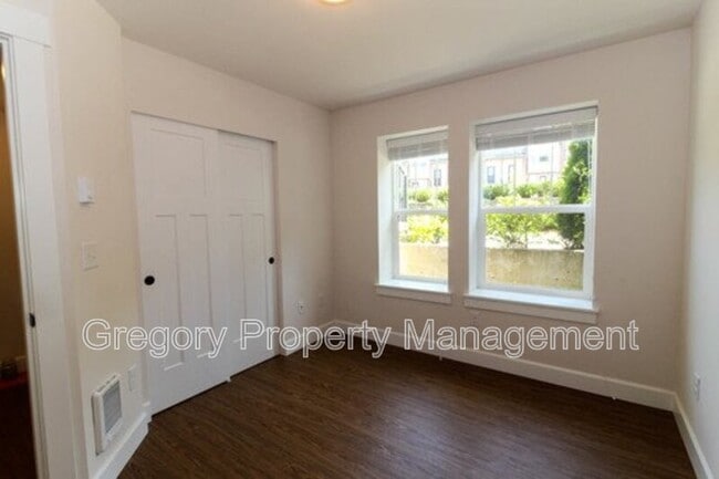 Building Photo - 1327 Greenwich Walk NE