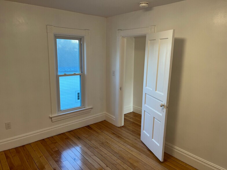 Building Photo - 403 W Eleventh St