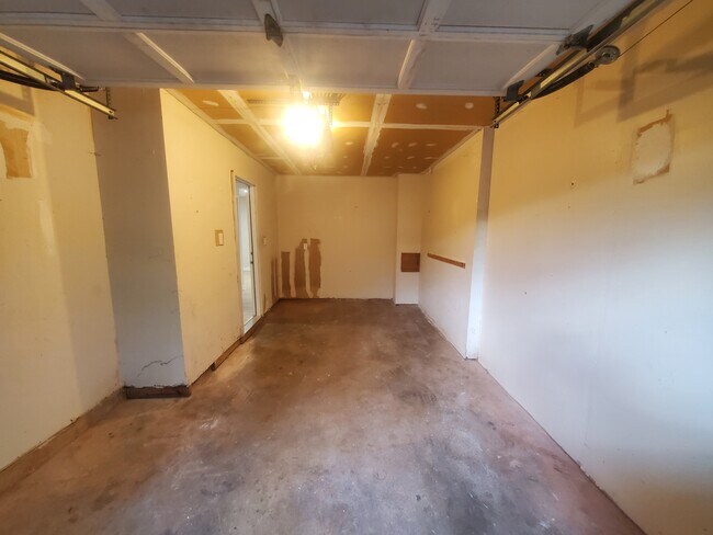 Building Photo - 14142 Betsy Ross Ln