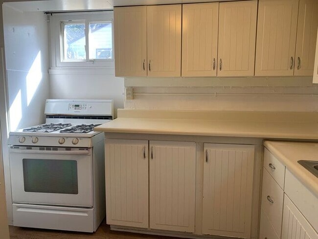 Building Photo - 1 bedroom, 1 bath Lower Level Duplex Unit ...