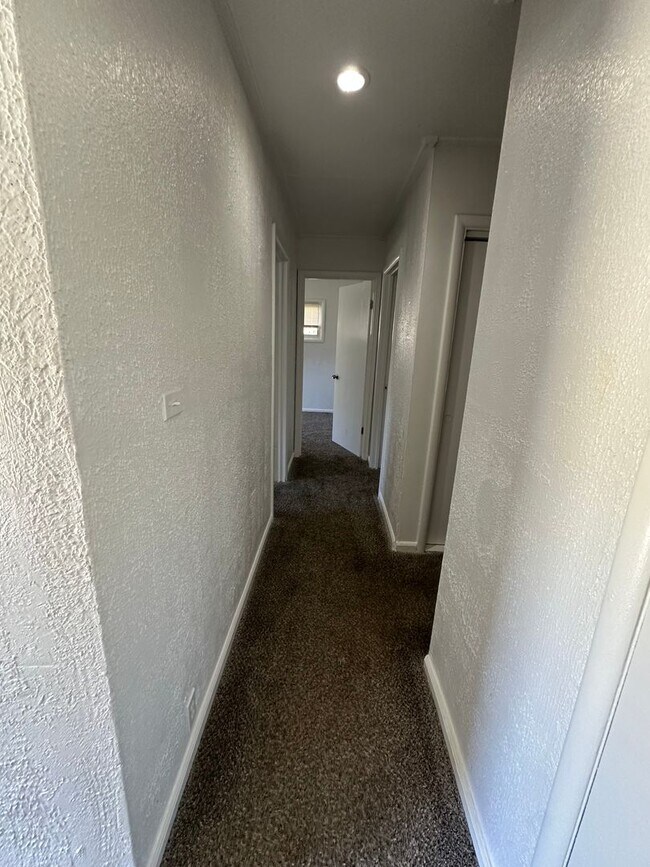 Building Photo - 4 bedroom 1 bath