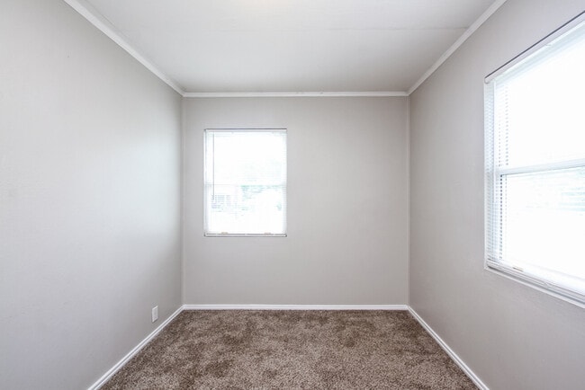 Building Photo - Fantastic 3bd/2ba home! Coming soon!