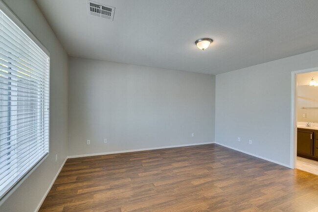 Building Photo - 2 bedroom + Den- Upgraded Flooring ready for immediate move in