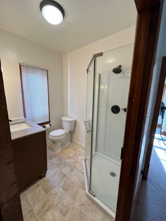 Building Photo - 816 W 9th St