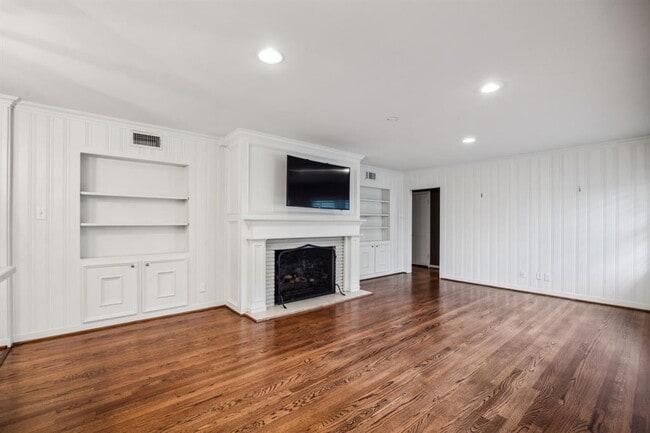 Building Photo - 5659 Chevy Chase Dr