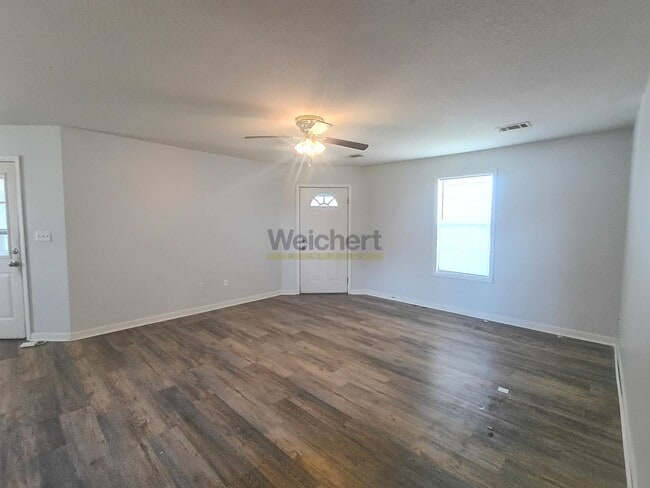Building Photo - 3BR/2BA Home with Carport & Easy Highway Access