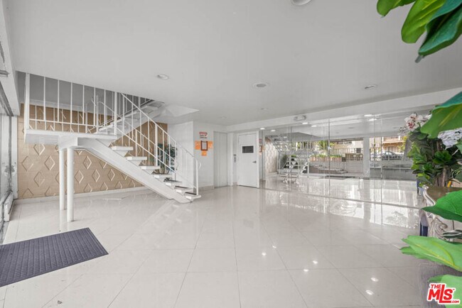 Building Photo - 423 Rexford Dr