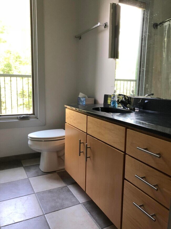 Building Photo - 622 W Main St