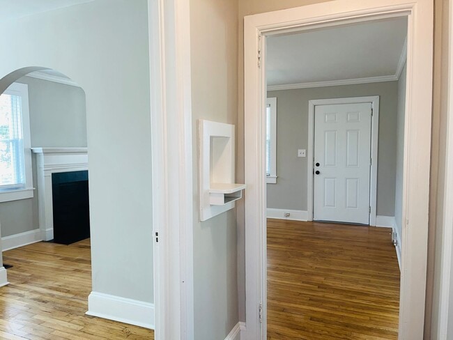 Building Photo - Adorable cottage style home with large fenced in backyard near Downtown Lagrange! Must see!