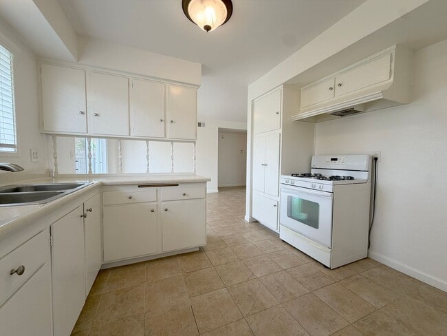 Building Photo - Experience the perfect blend of comfort and convenience