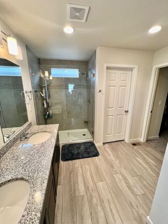 Building Photo - Gorgeous modern carriage style home available in Banning Lewis Ranch!