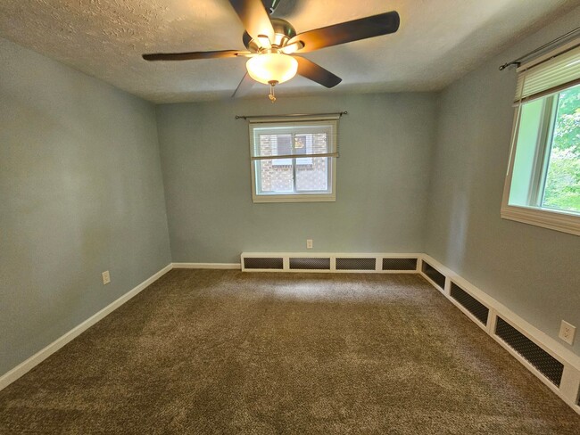 Building Photo - 2 bedroom 1 bath apartment located in Bell...