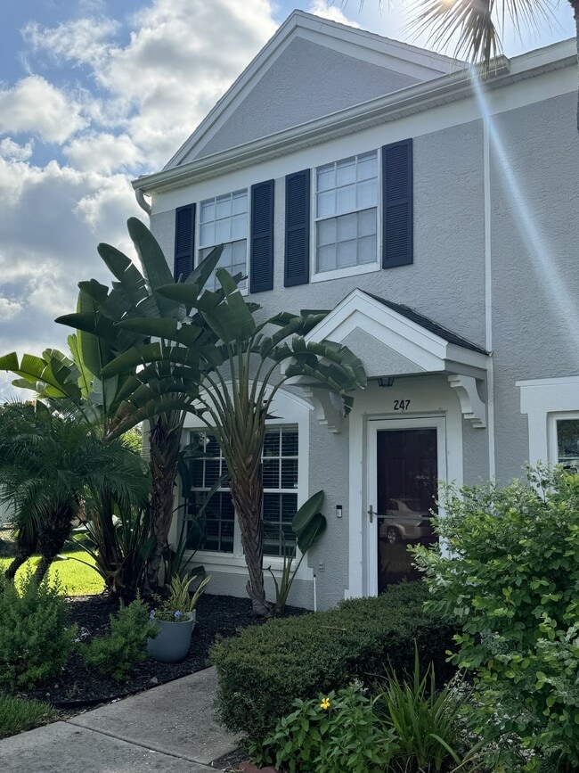 Building Photo - "Charming 2-Bed Home"