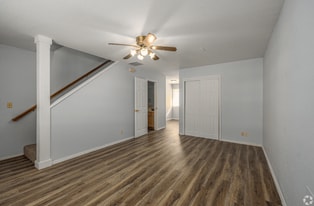 Building Photo - Golden Oaks Apartments