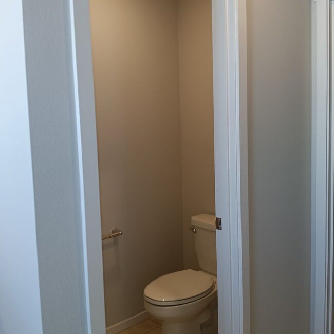 Building Photo - Beautiful Modern Home in Woodburn is Ready For You!!
