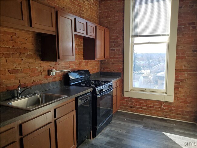 Building Photo - 813 S Salina St