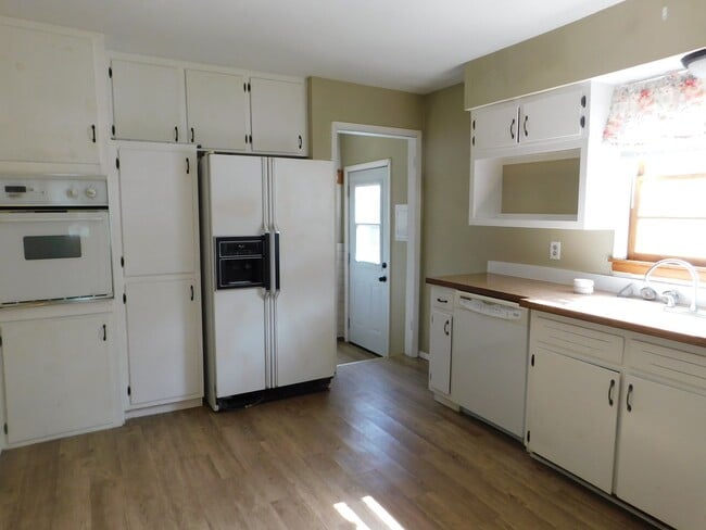 Building Photo - Cozy, Quiet Home