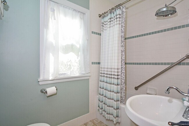 Building Photo - Cozy 2-Bed 2-Bath Home in St. Paul - Available Now!