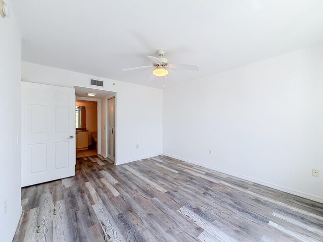 Building Photo - 1119 Villa Cir