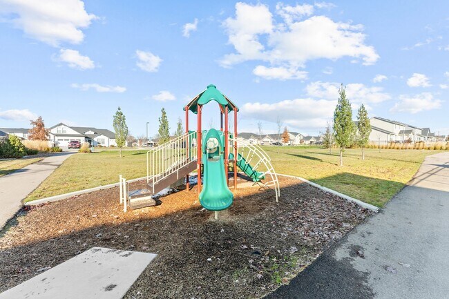 Building Photo - 5 Bedroom 2.5 Bath FOUR CAR GARAGE Eagle, ...