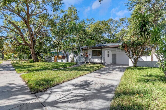 Building Photo - 2710 Boca Ciega Dr N