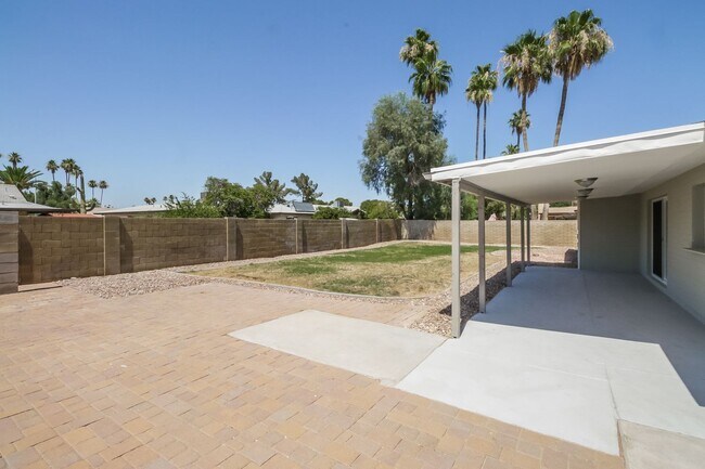 Building Photo - 1892 E Ellis Dr