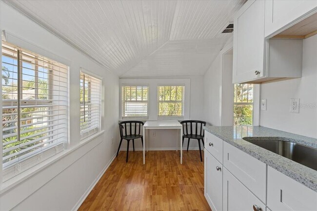 Building Photo - 916 2nd St N